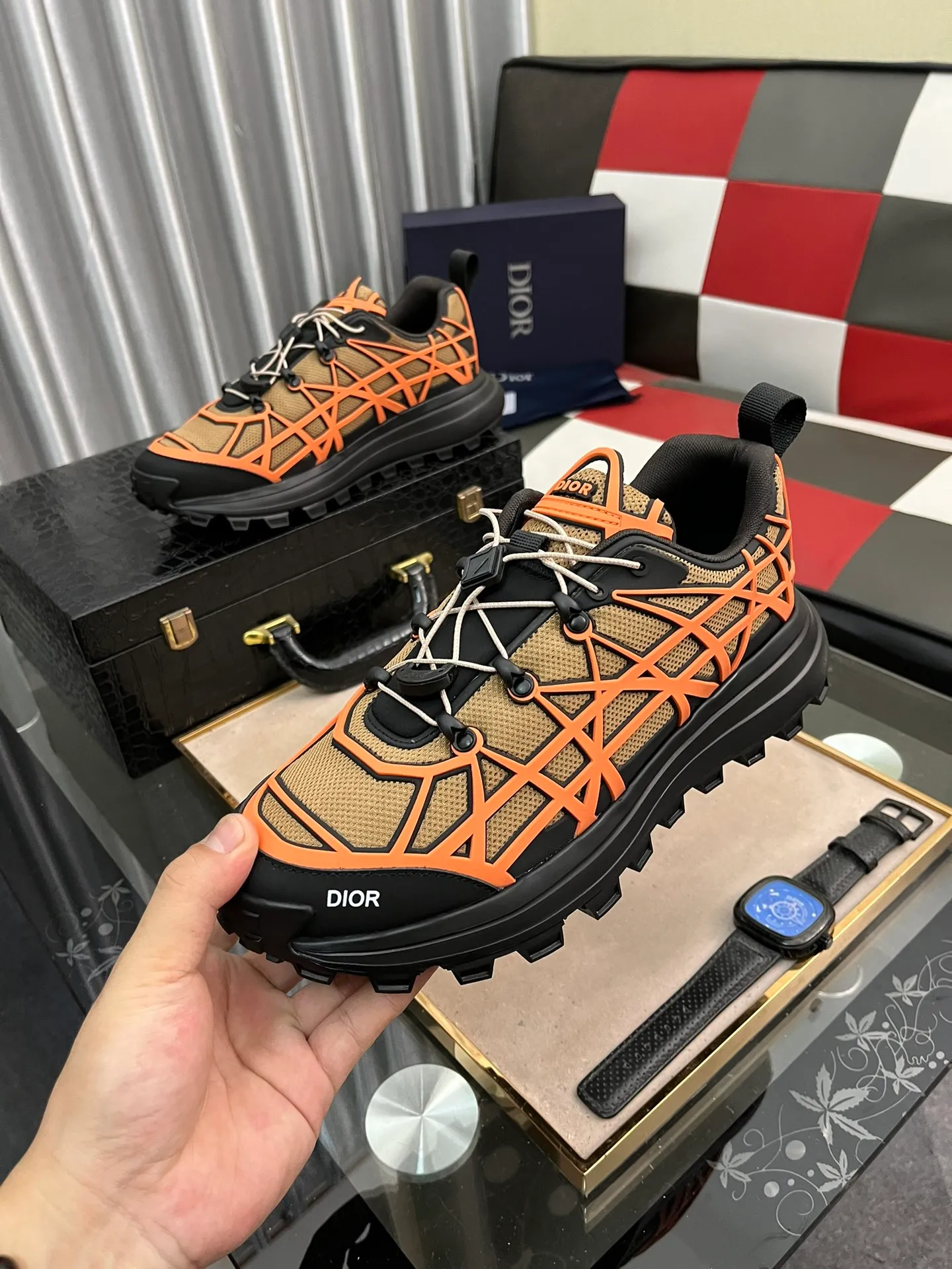 Ex-factory price 520⌚️⌚️B31 RUNNER sports shoes highlight the fashionable silhouette and are decorated with curved cannage pattern. They reinterpret the classic pattern in a structural style and enrich the Dior 2023 summer men's wear series. Meticulously crafted using the advanced craftsmanship of hiking shoes, it blends outdoor culture with Dior heritage. Code number 38-445⃣️Color optional